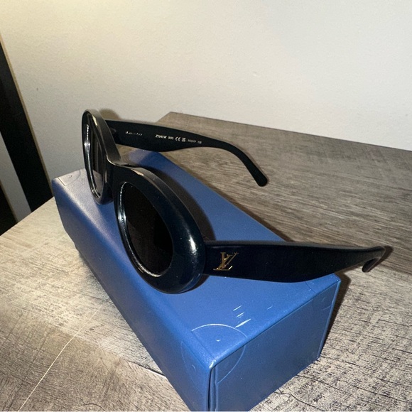 AUTHENTIC LOUIS VUITTON cat-eye SUNGLASSES - Picture 6 of 7